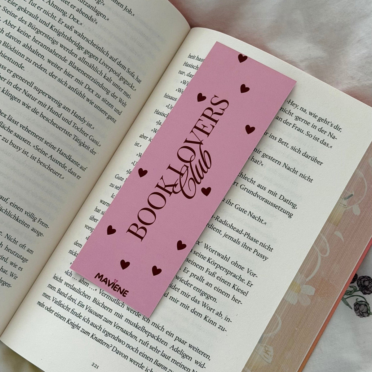 Lesezeichen „Book Lovers Club“ mit roten Herzen