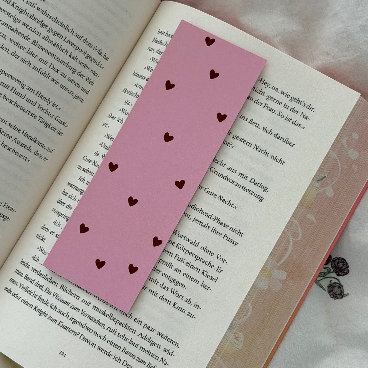 Lesezeichen „Book Lovers Club“ mit roten Herzen