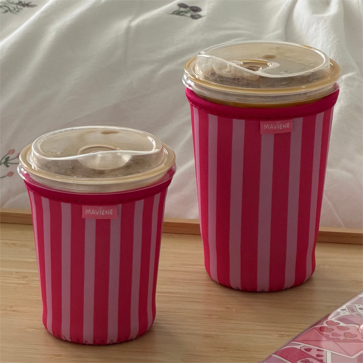 Becherhülle für Iced Coffee „Cherry Kiss“ in Pink