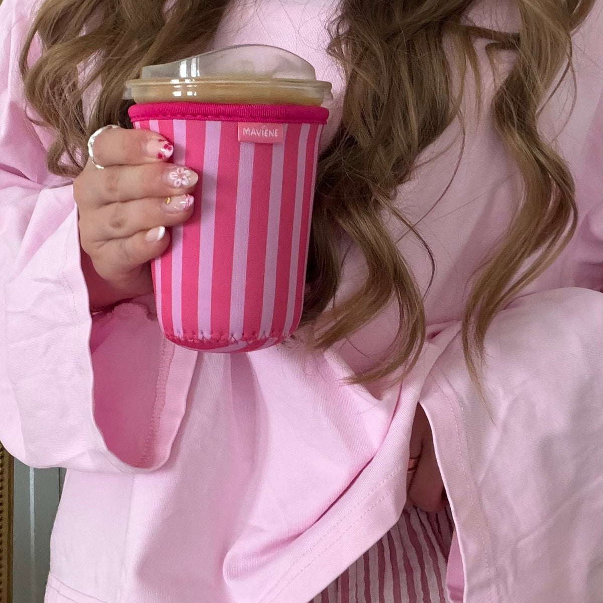 Becherhülle für Iced Coffee „Cherry Kiss“ in Pink