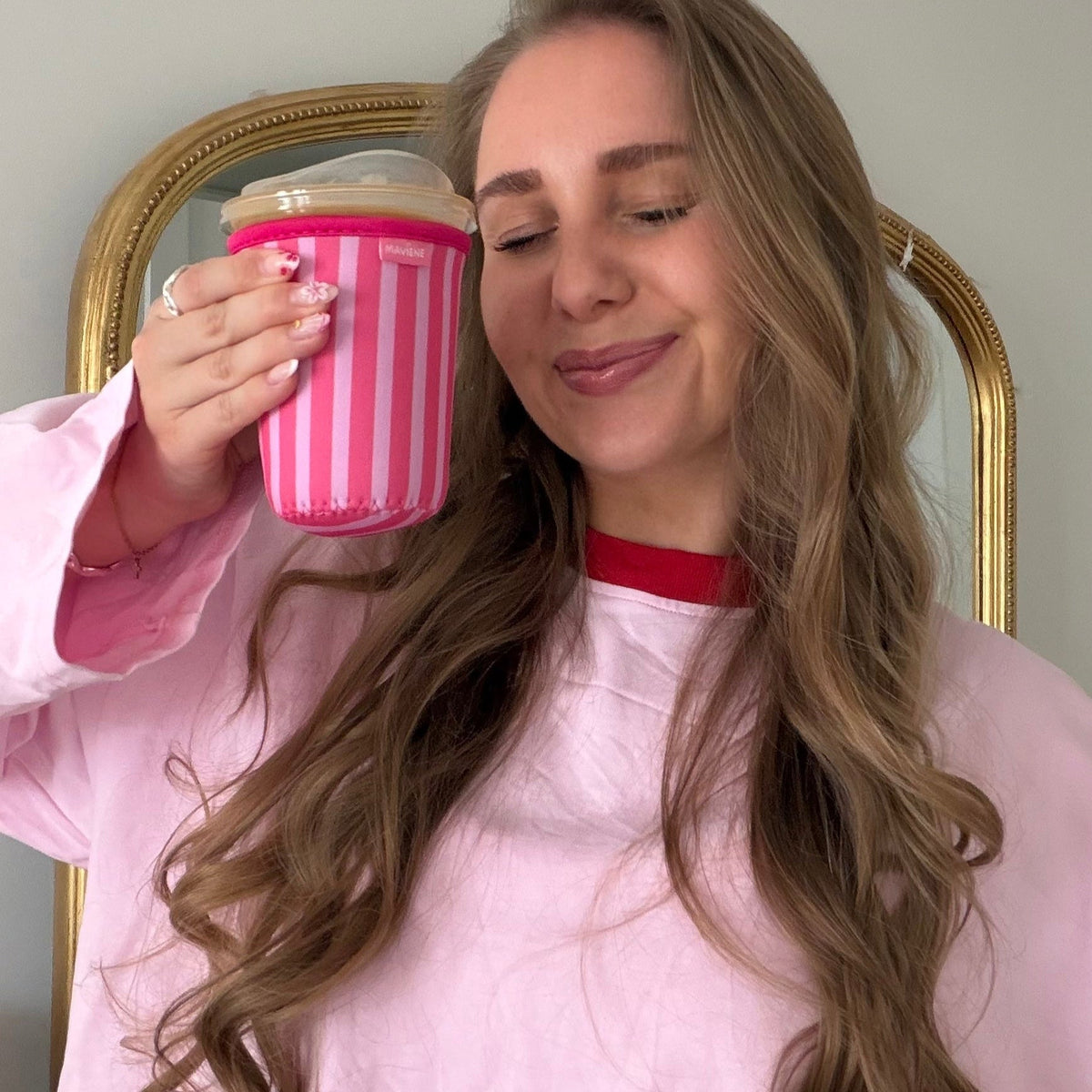Becherhülle für Iced Coffee „Cherry Kiss“ in Pink
