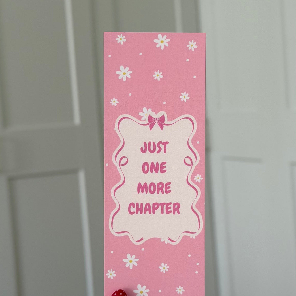 Lesezeichen „Just one more chapter“ mit Gänseblümchen