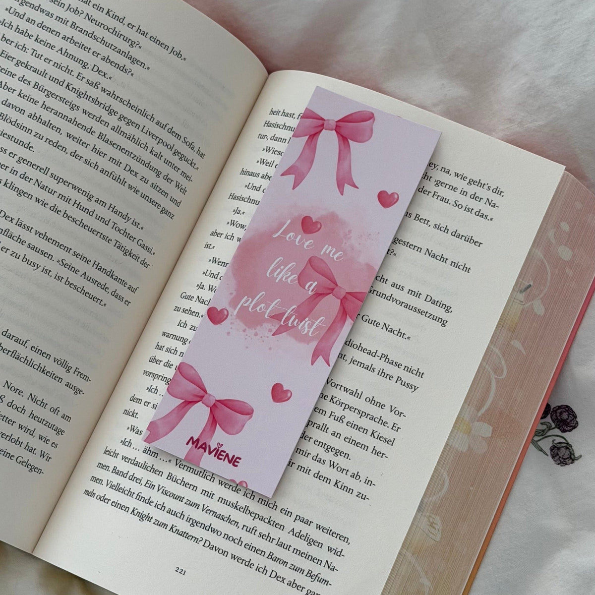 Lesezeichen „Love me like a plot twist“ mit rosa Schleifen