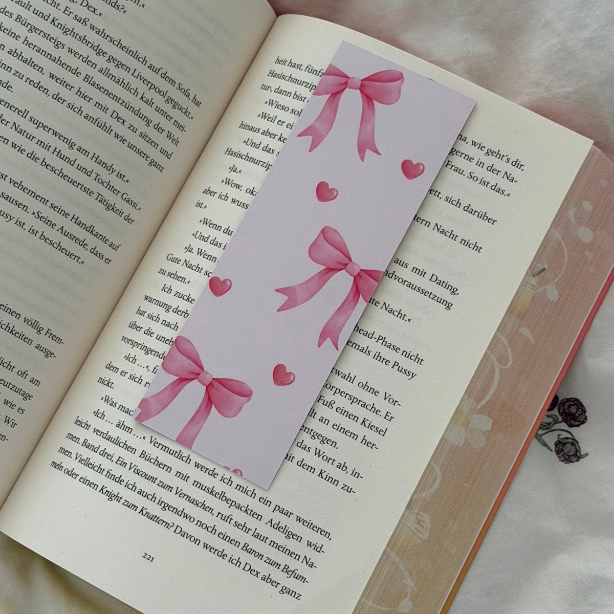 Lesezeichen „Love me like a plot twist“ mit rosa Schleifen