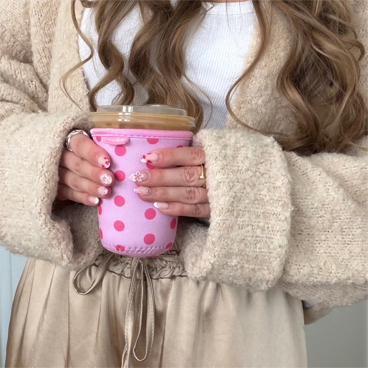 Becherhülle für Iced Coffee „Polka Dot Daydream“ mit Punkten