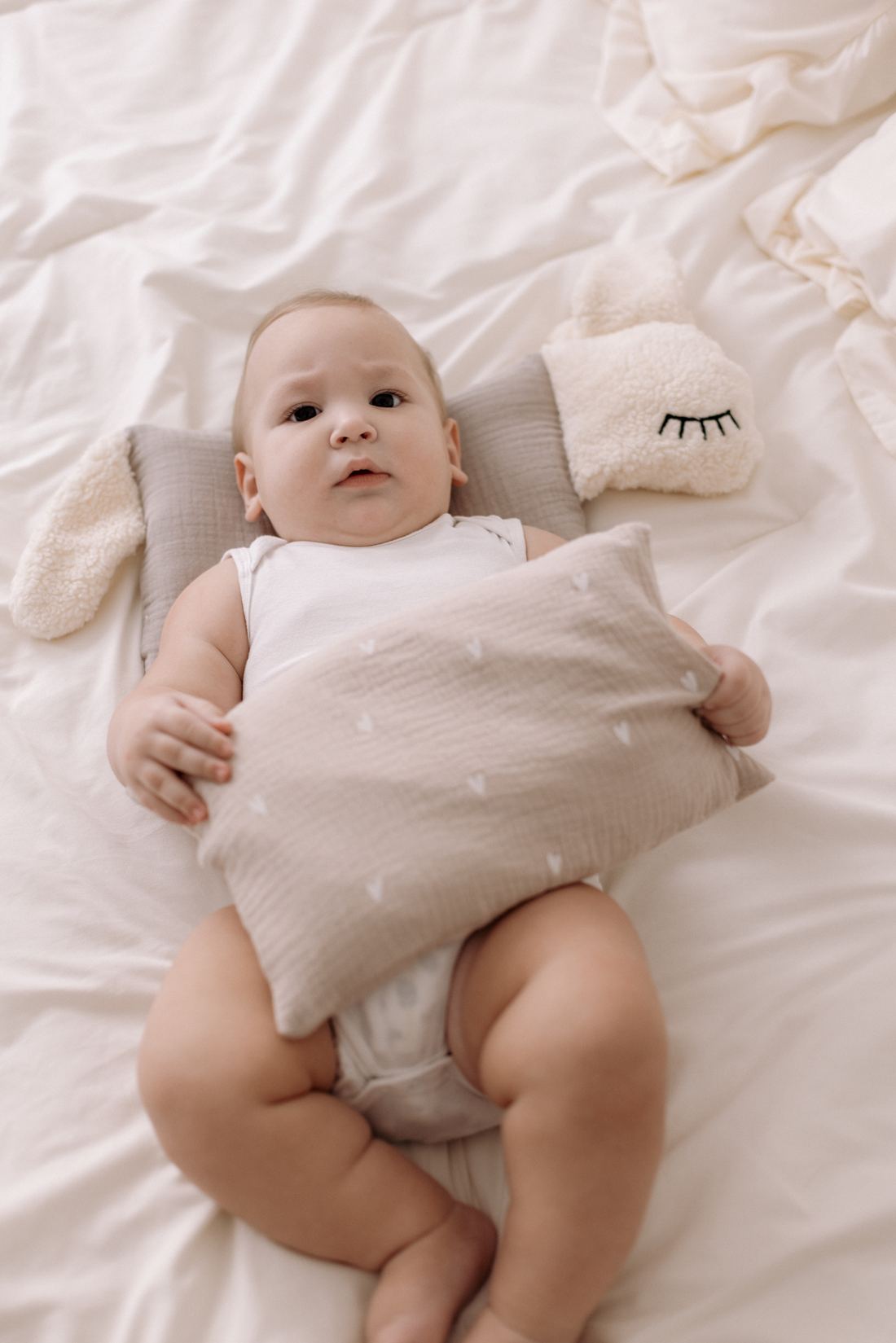 Baby kuschelt mit seinem Kuschelhasen