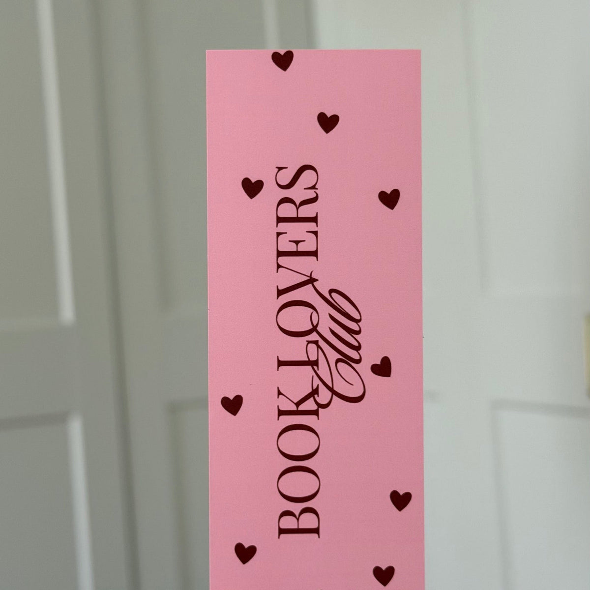 Lesezeichen „Book Lovers Club“ mit roten Herzen
