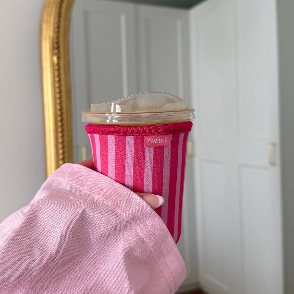 Becherhülle für Iced Coffee „Cherry Kiss“ in Pink