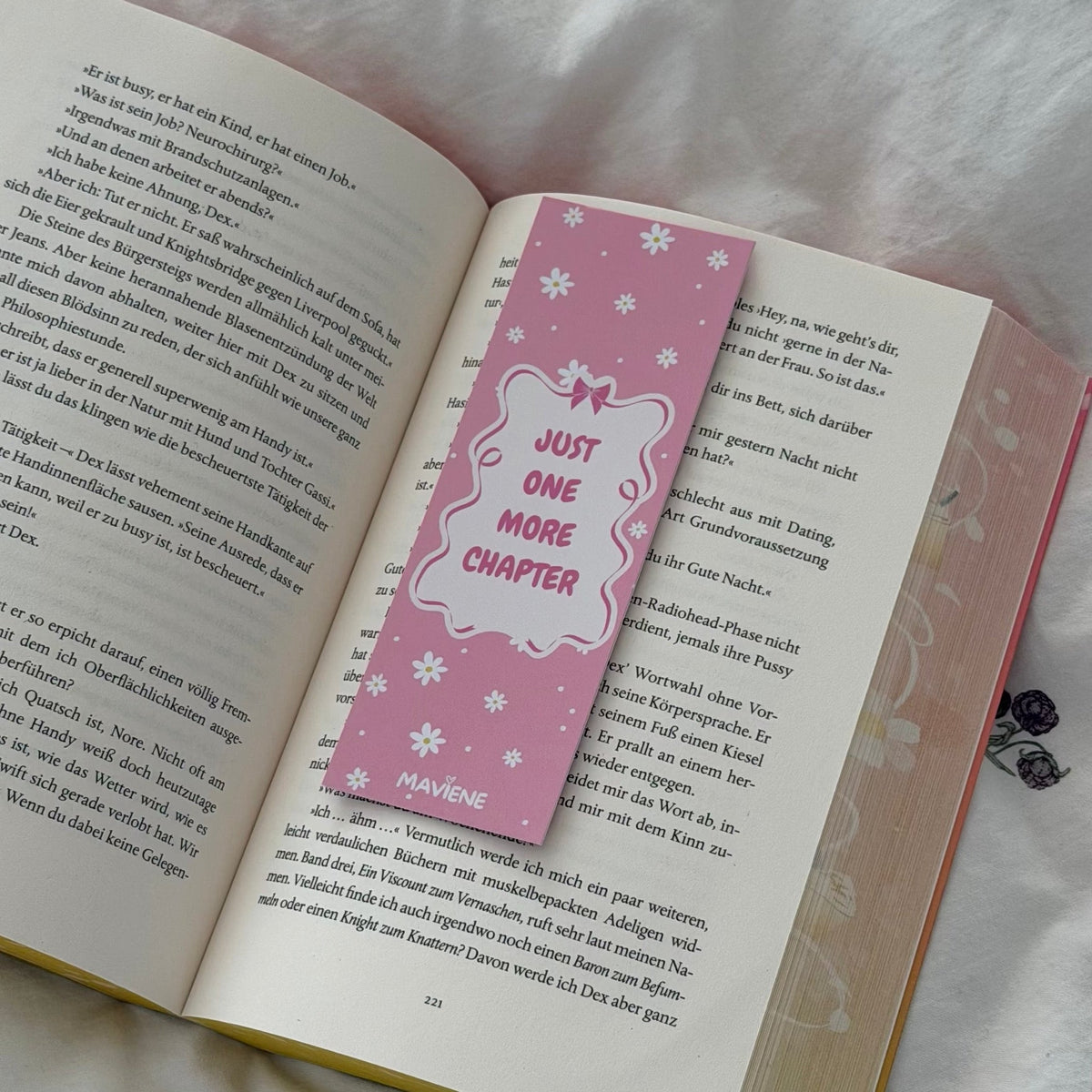 Lesezeichen „Just one more chapter“ mit Gänseblümchen