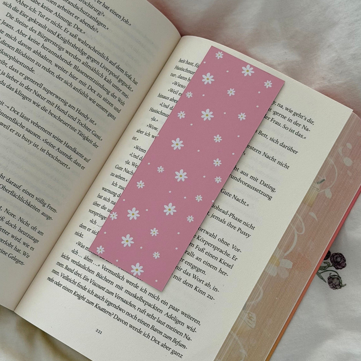 Lesezeichen „Just one more chapter“ mit Gänseblümchen