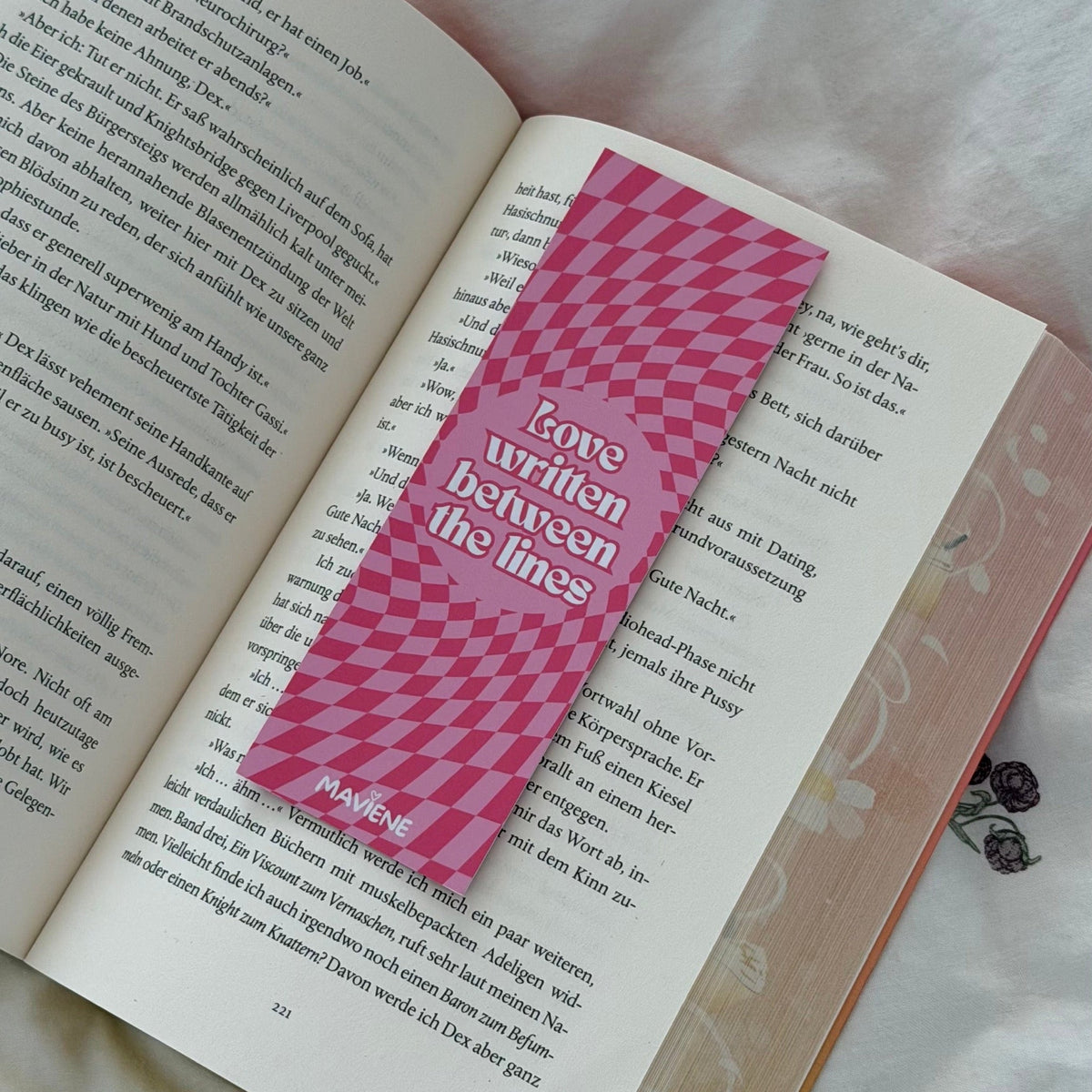 Lesezeichen „Love written between the lines“ mit rosa Karomuster