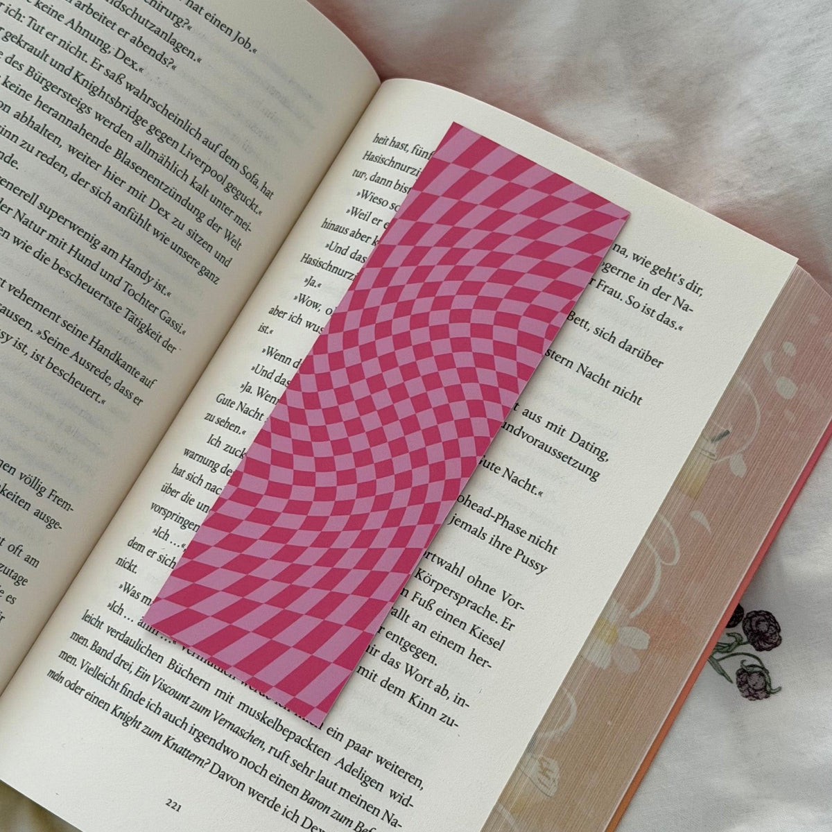 Lesezeichen „Love written between the lines“ mit rosa Karomuster