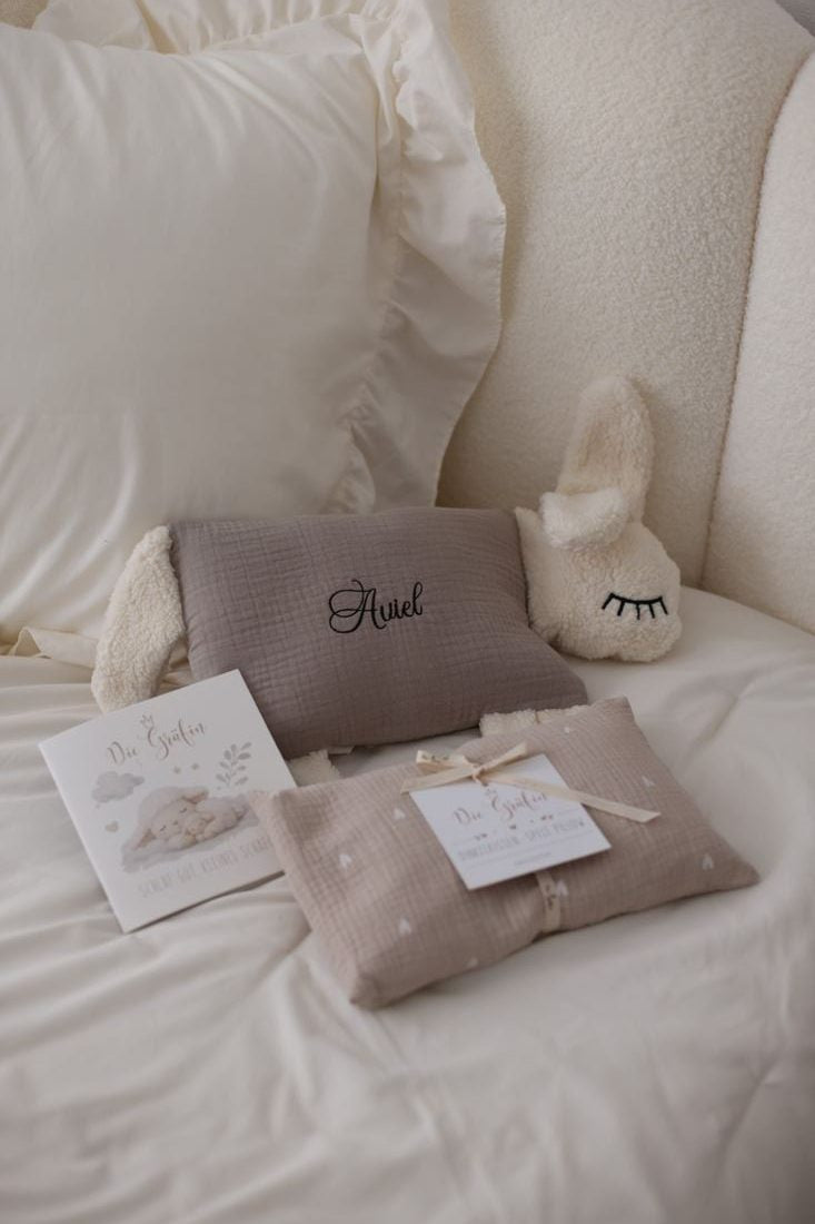 Kuscheltier mit Namen, Ersatzfüllung, Einschlafbüchlein und Grußkarte