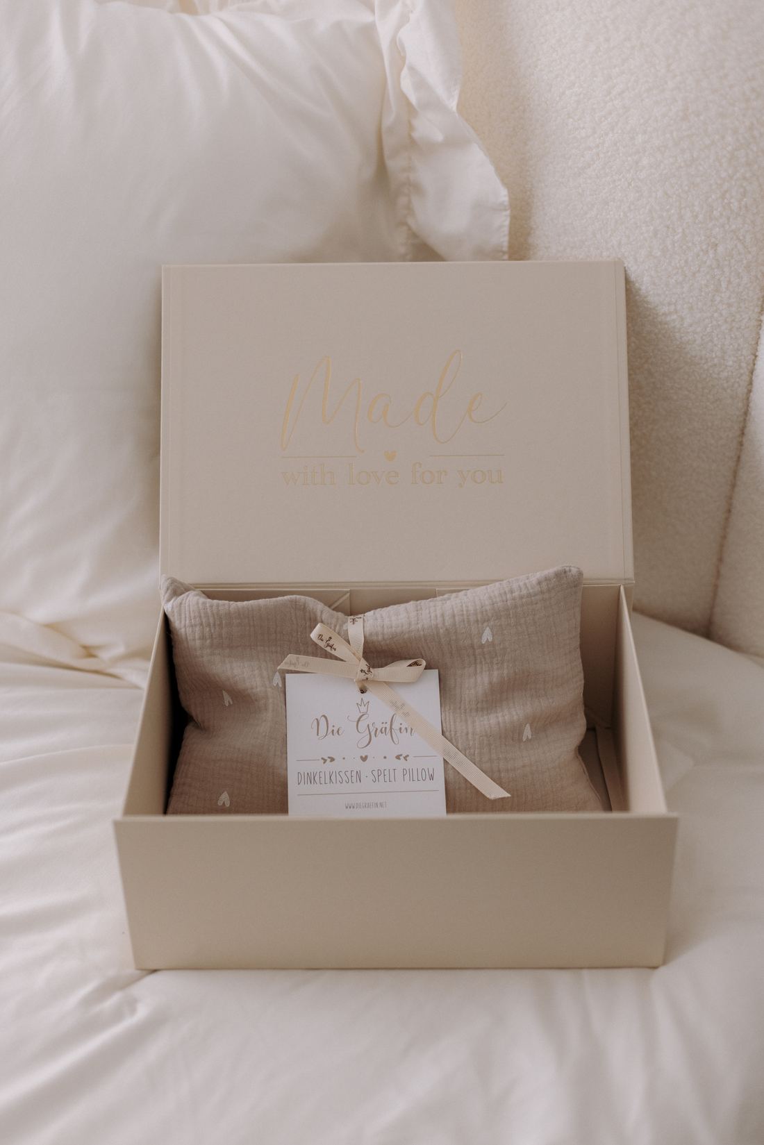 Geschenkbox mit Kuscheltier, Büchlein und Karte